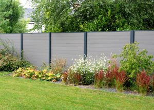 Lire la suite à propos de l’article La clôture en bois composite révolutionne le marché de l’aménagement extérieur