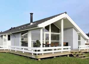 Maison avec terrasse en bois et plots terrasse